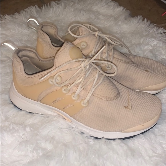 tan nike tennis shoes